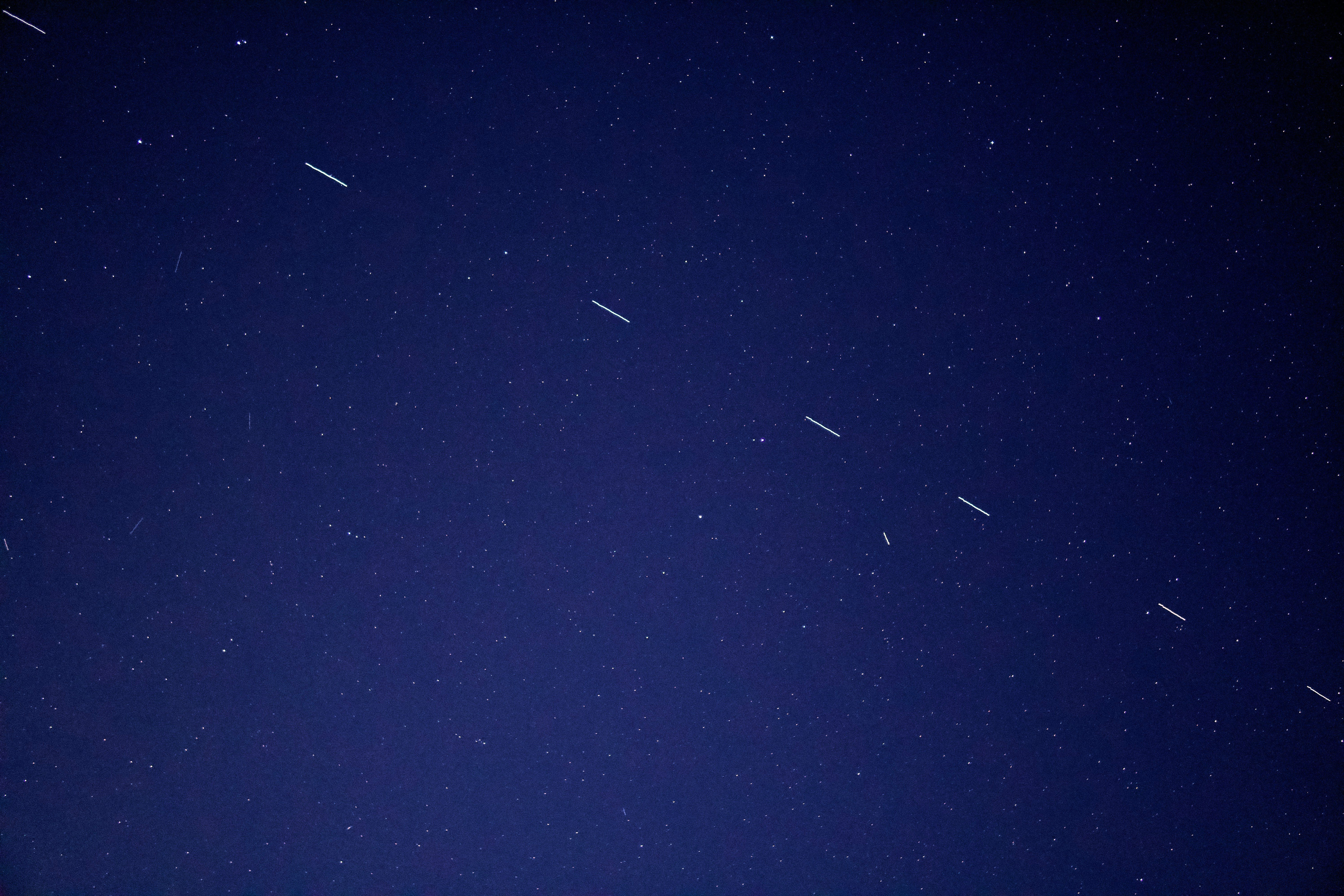 general_dark sky_starlink trail